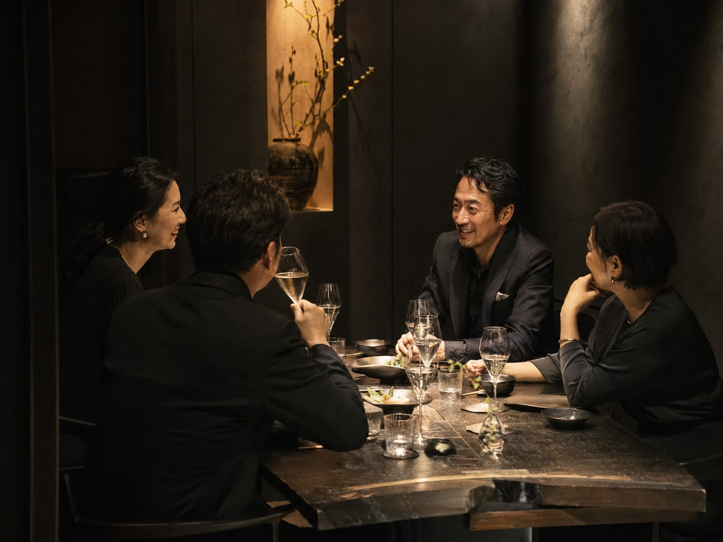 食卓を囲んで語らう会員たち